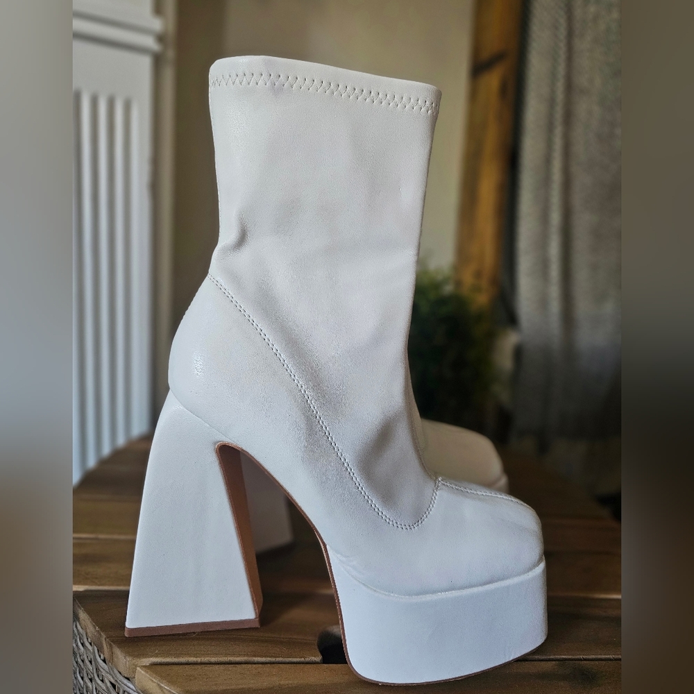 Elegant White Platform Boots